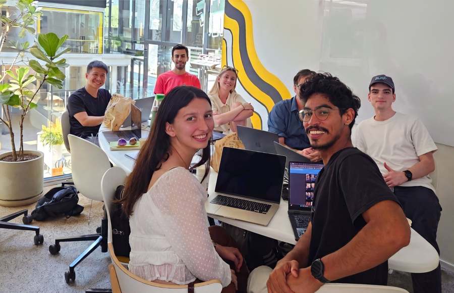 L’équipe Beink réunie autour d’une table de travail